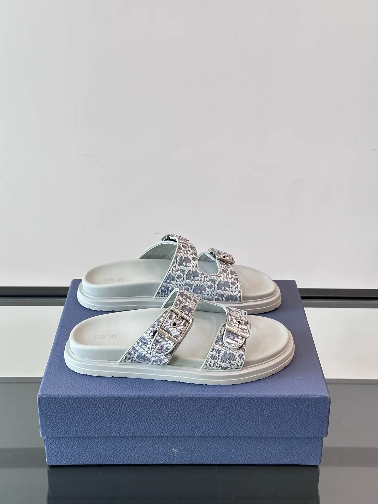 Factory price: 300💰Dior Aqua men's sandals and slippers. Showcasing Dior haute couture design. The Dior gray suede strap is accented with an aluminum Dior buckle for added style. Paired with a comfortable tonal notch sole, they pair easily with shorts or jeans for a sophisticated look. Main body: suede cow leather, technical fabric lining: cow leather, with adjustable straps, aluminum Dior buckle, Dior gray EVA insole, tonal notch rubber outsole splicing structure👌👌 size: 38-44 (45.46 customized)